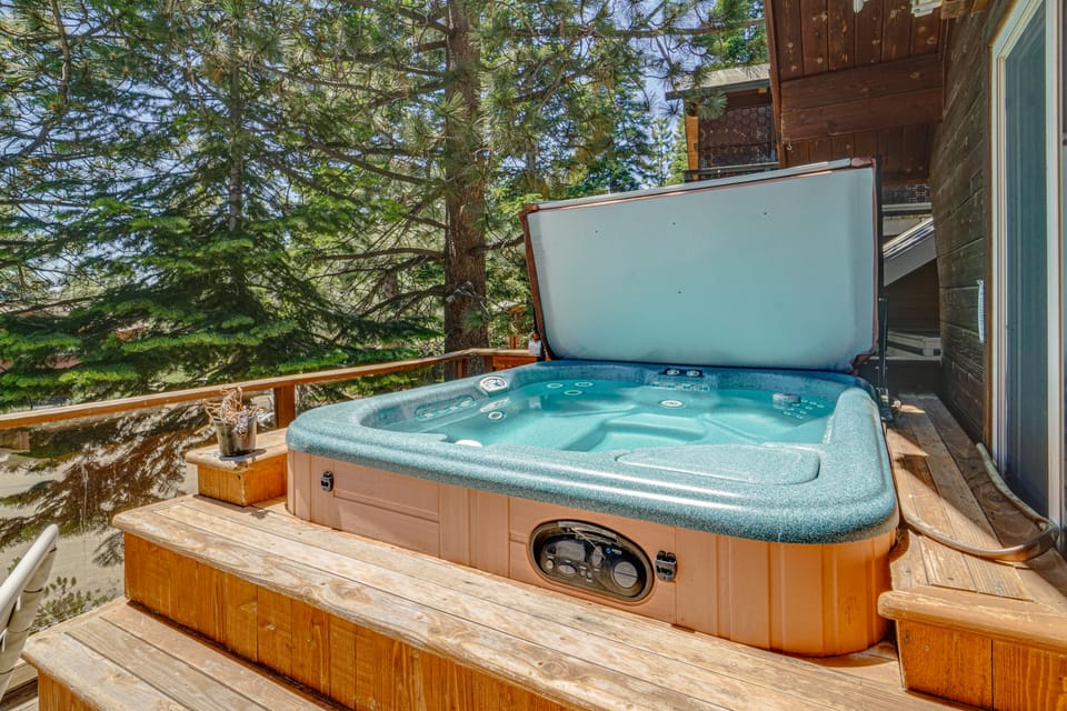 4 Mi to Lake Tahoe! All-Season Retreat w/ Hot Tub House in Incline Village