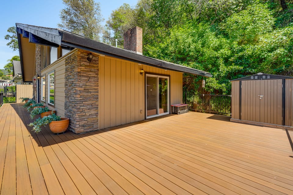 Walk to Dtwn Sonora! Rustic Creekfront Cabin House in Sonora