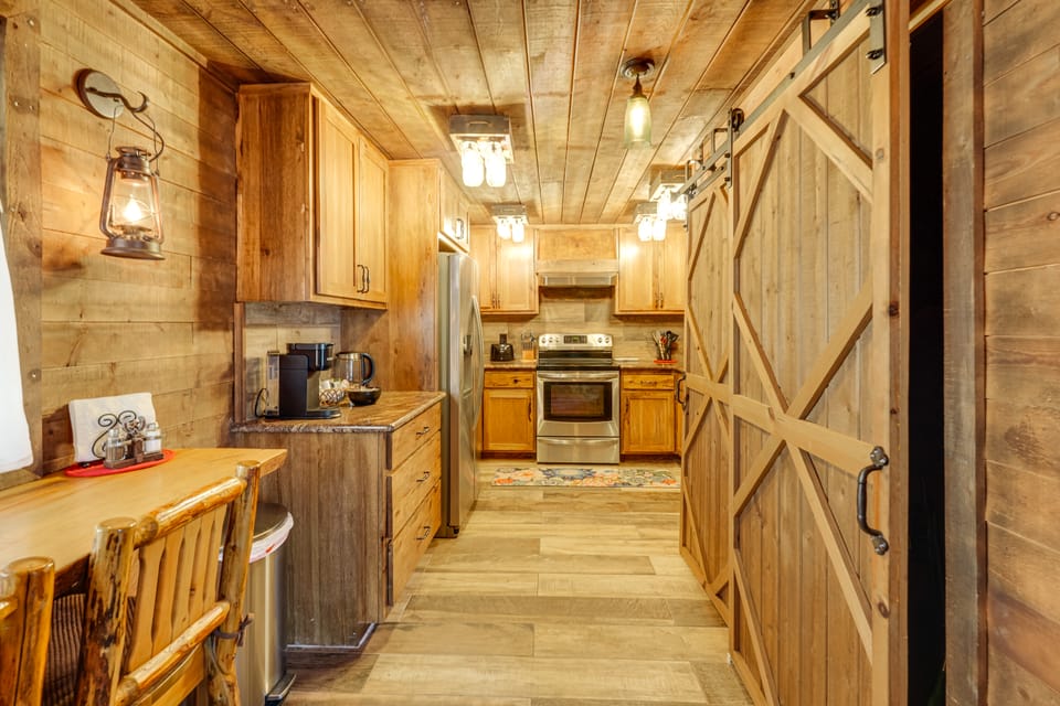 Walk to Dtwn Sonora! Rustic Creekfront Cabin House in Sonora