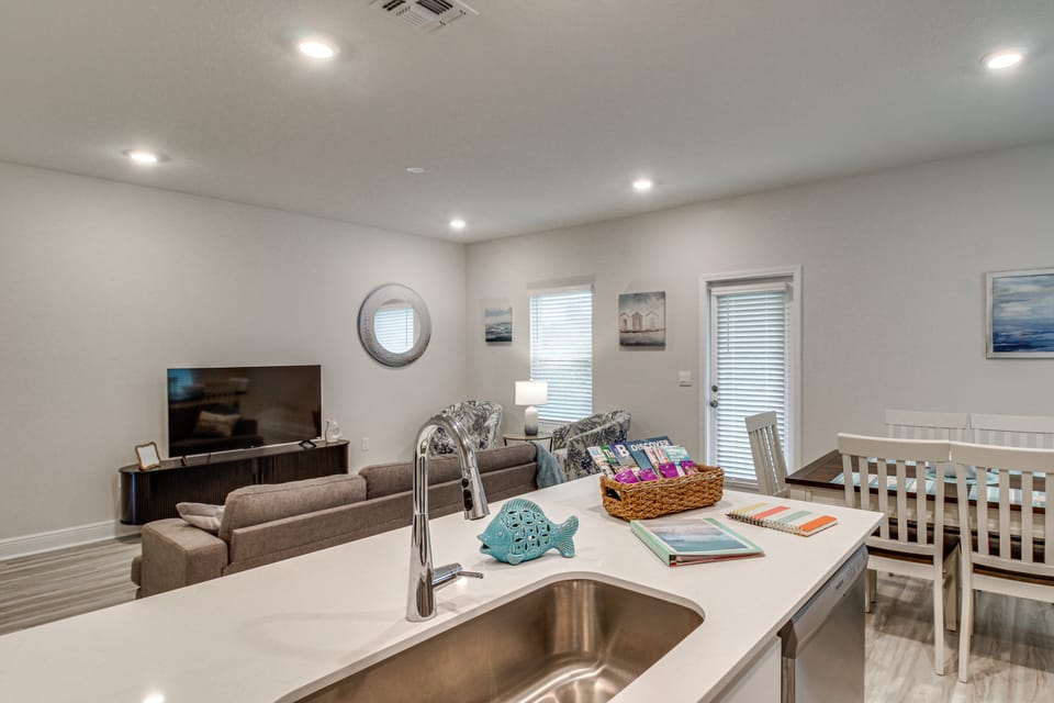 7 Mi to Navarre Beach! Modern & Serene Townhome Apartment in Alabama