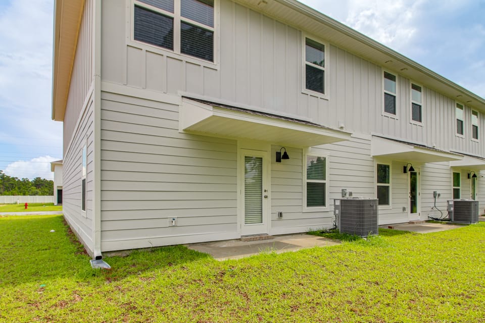 7 Mi to Navarre Beach! Modern & Serene Townhome Apartment in Florida