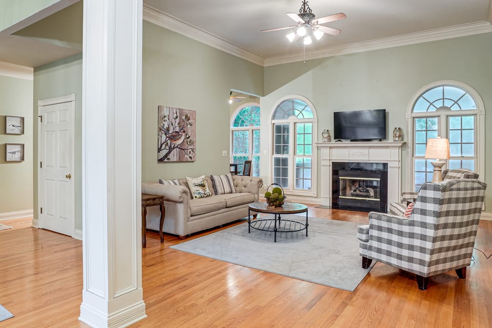 17 Private Acres! Modern Louisville Escape w/ Deck House in Jefferson County