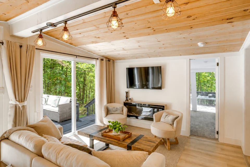 High-Design Monroe Cabin on 2 Private Acres! House in Berkshires