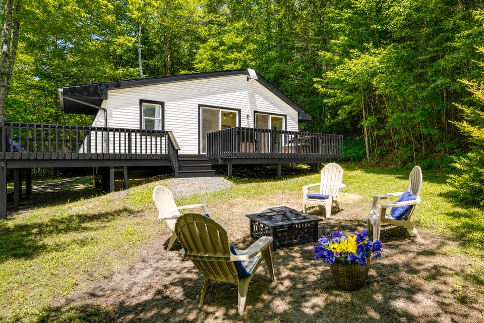 High-Design Monroe Cabin on 2 Private Acres! House in Berkshires