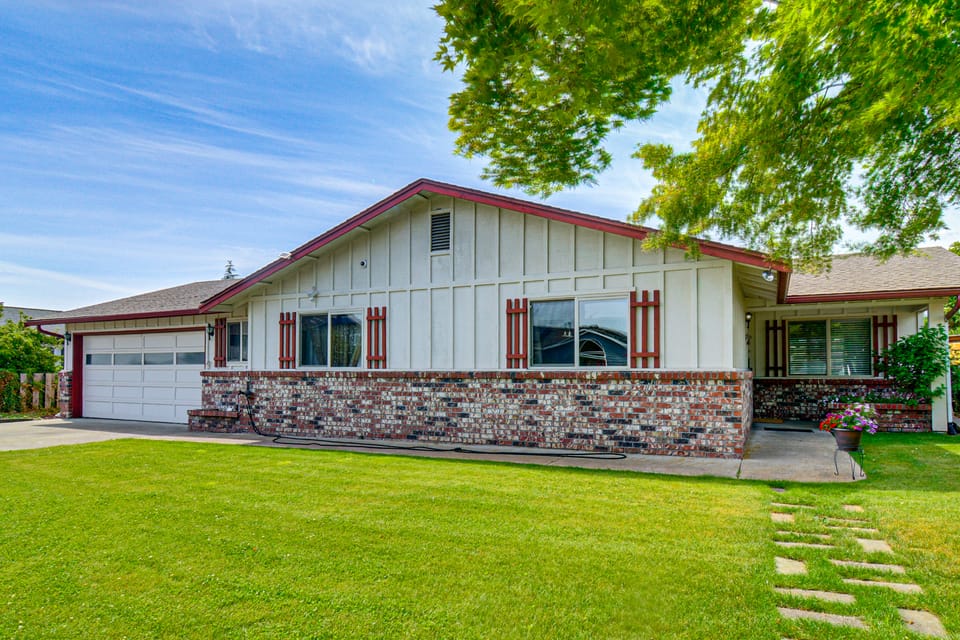 Sunny Sequim Getaway: Walk to Downtown Shops! House in Sequim