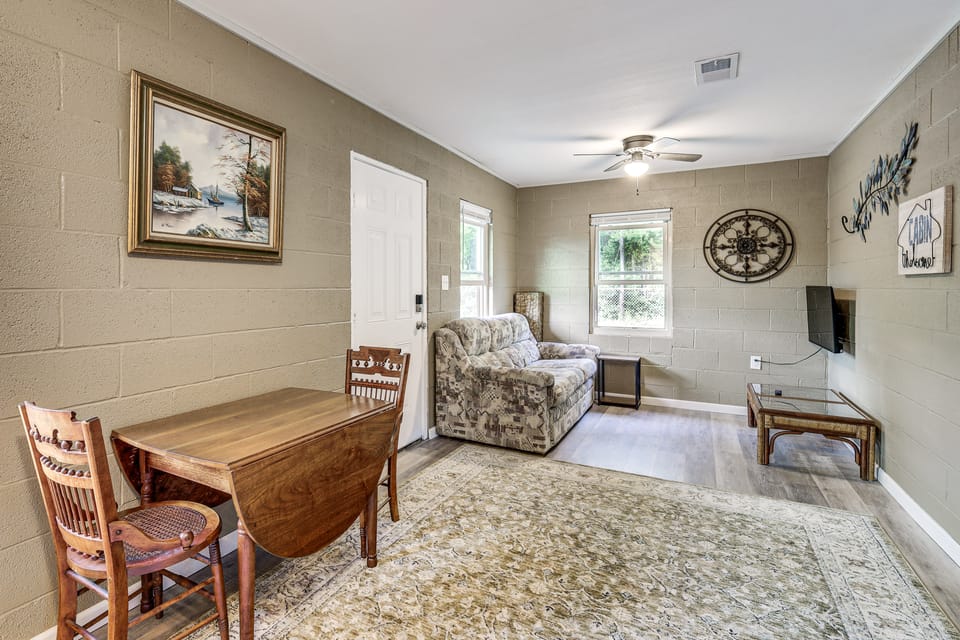 Greers Ferry Lake Access! Cozy & Wooded Retreat House in Greers Ferry Lake