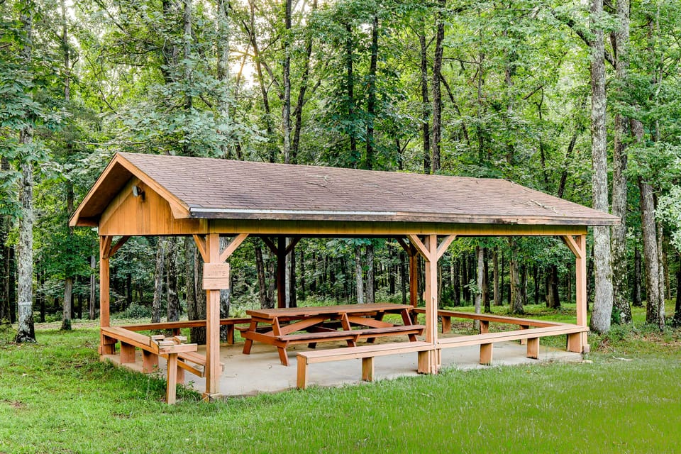 Greers Ferry Lake Access! Cozy & Wooded Retreat House in Greers Ferry Lake