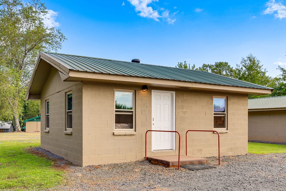 Greers Ferry Lake Access! Cozy & Wooded Retreat House in Greers Ferry Lake
