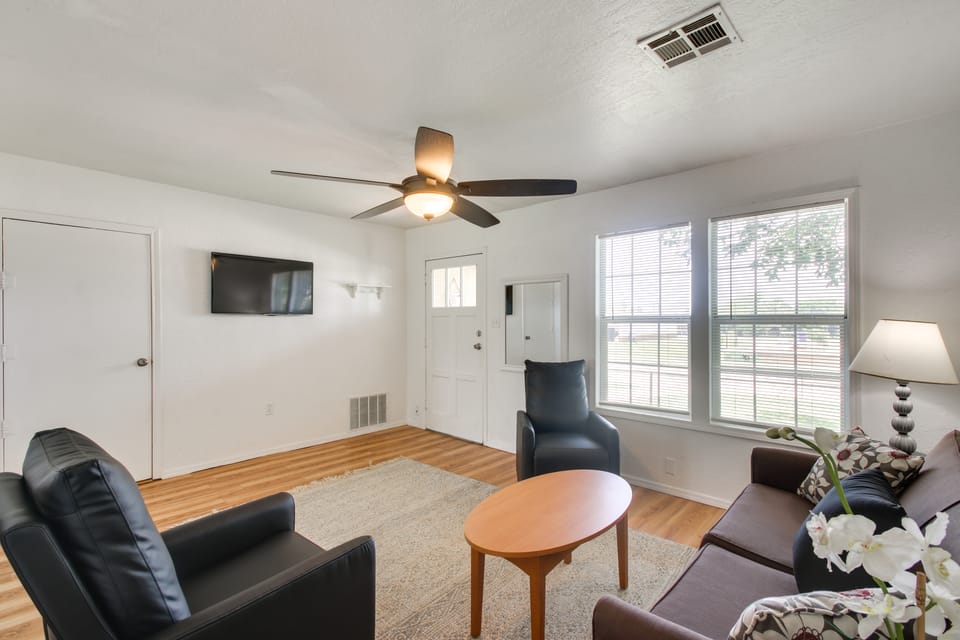 3 Mi to Fort Sill! Family Retreat w/ Fenced Yard House in Lawton