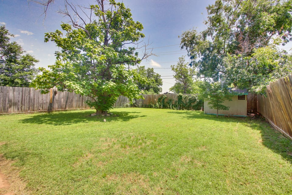 3 Mi to Fort Sill! Family Retreat w/ Fenced Yard House in Lawton