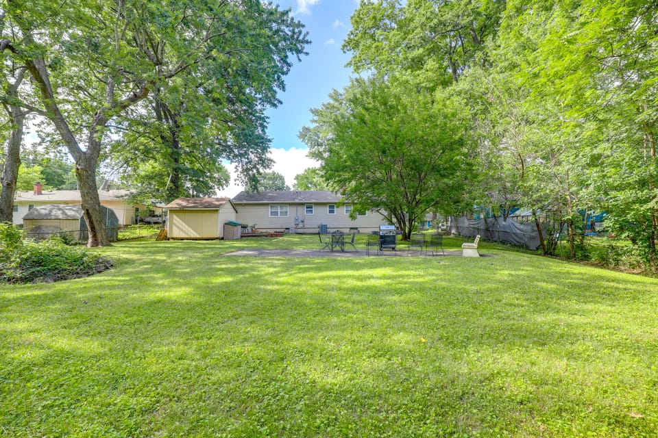 5 Mi to Kansas City Stadium! Bright Home w/ Yard House in Independence