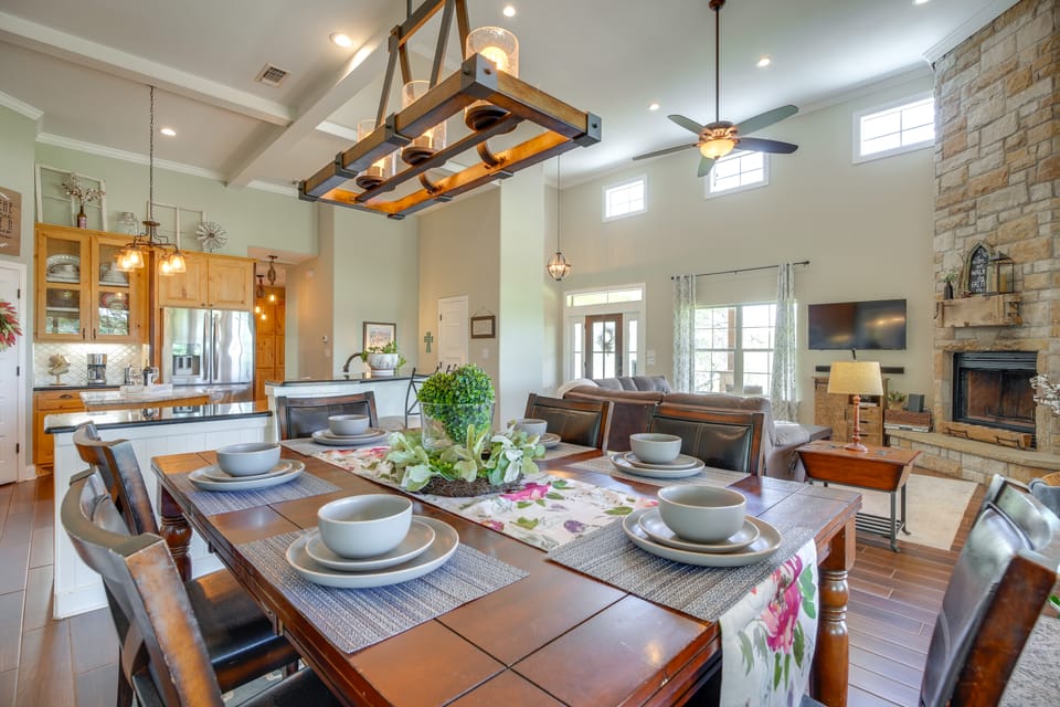 Poolside Oasis! Wine Country Gem in Fredericksburg House in Rio Grande