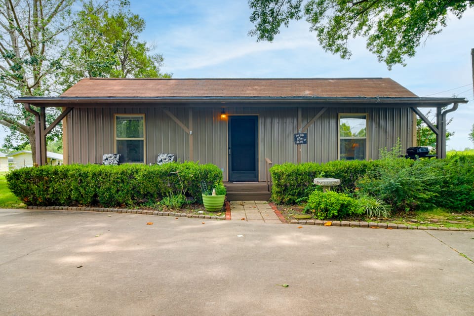 Cast & Relax! Wolf Creek Fishing Cabin w/ Dock House in Grove