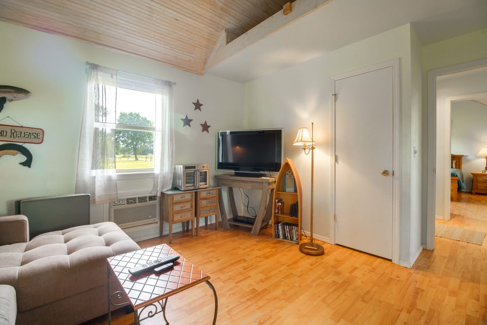 Cast & Relax! Wolf Creek Fishing Cabin w/ Dock House in Grove