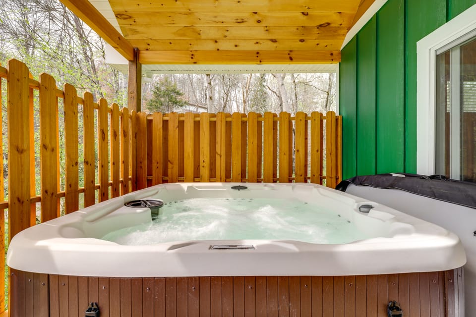 Dolly's Cabin: Walk to Dollywood Private Spa View House in Pigeon Forge