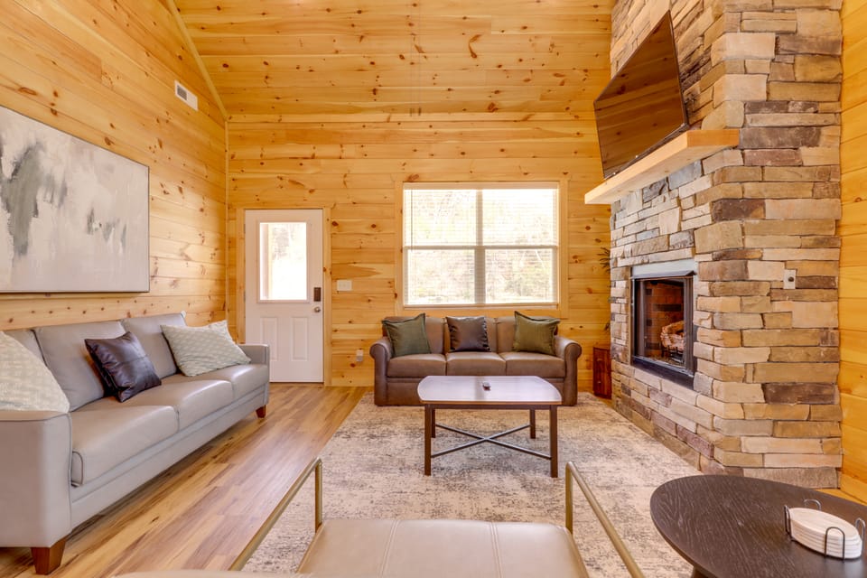 Dolly's Cabin: Walk to Dollywood Private Spa View House in Pigeon Forge