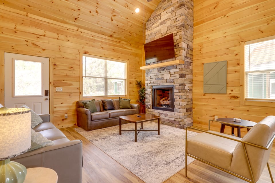 Dolly's Cabin: Walk to Dollywood Private Spa View House in Pigeon Forge