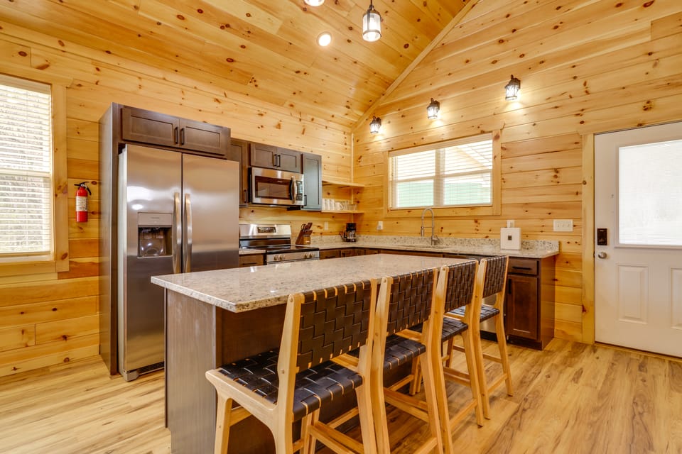 Gateway to Dollywood! Cozy Smoky Mtn Cabin House in Pigeon Forge