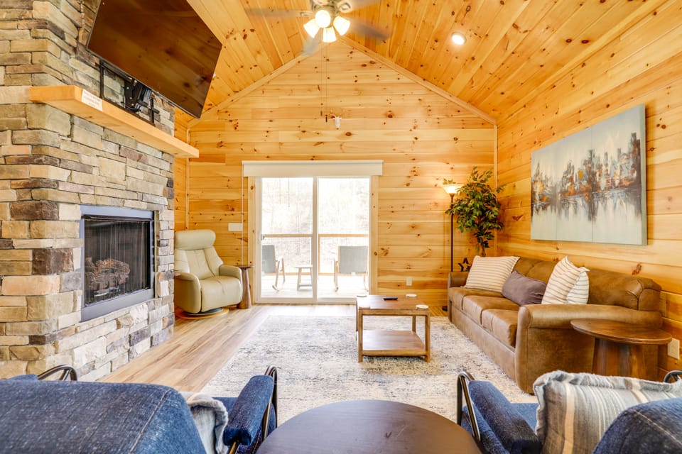 Gateway to Dollywood! Cozy Smoky Mtn Cabin House in Pigeon Forge