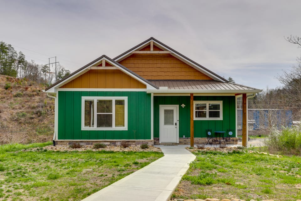 Gateway to Dollywood! Cozy Smoky Mtn Cabin House in Pigeon Forge