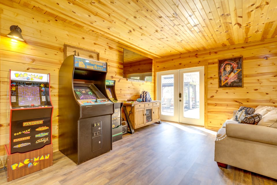 Pigeon Forge Cabin w/ Swim Spa: Walk to Dollywood! House in Pigeon Forge