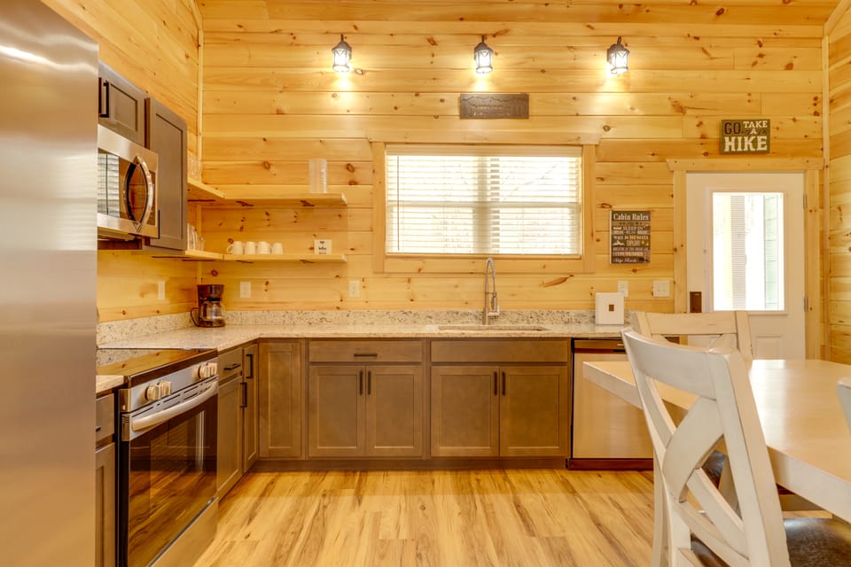 Dolly's Cabin: Private Hot Tub, Walk to Dollywood House in Pigeon Forge
