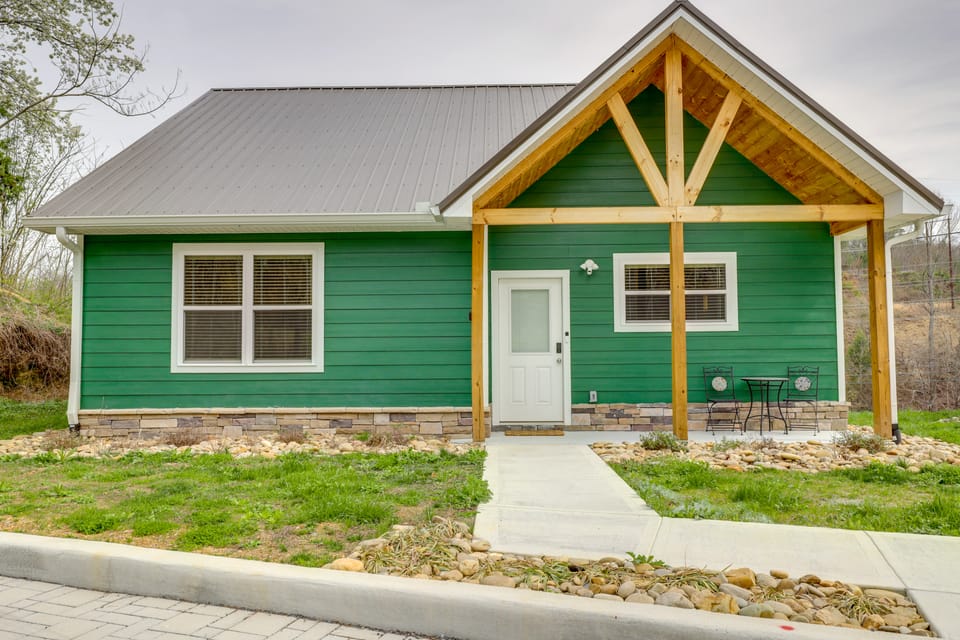 Dolly's Cabin: Private Hot Tub, Walk to Dollywood House in Pigeon Forge