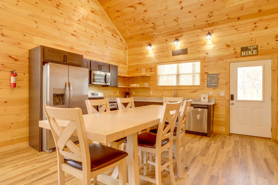Dolly's Cabin: Private Hot Tub, Walk to Dollywood House in Pigeon Forge