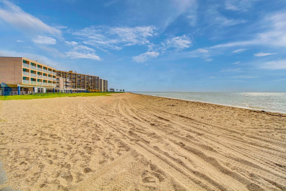 Beach View Balcony! Corpus Christi Condo w/ Pool Apartment in Nueces County