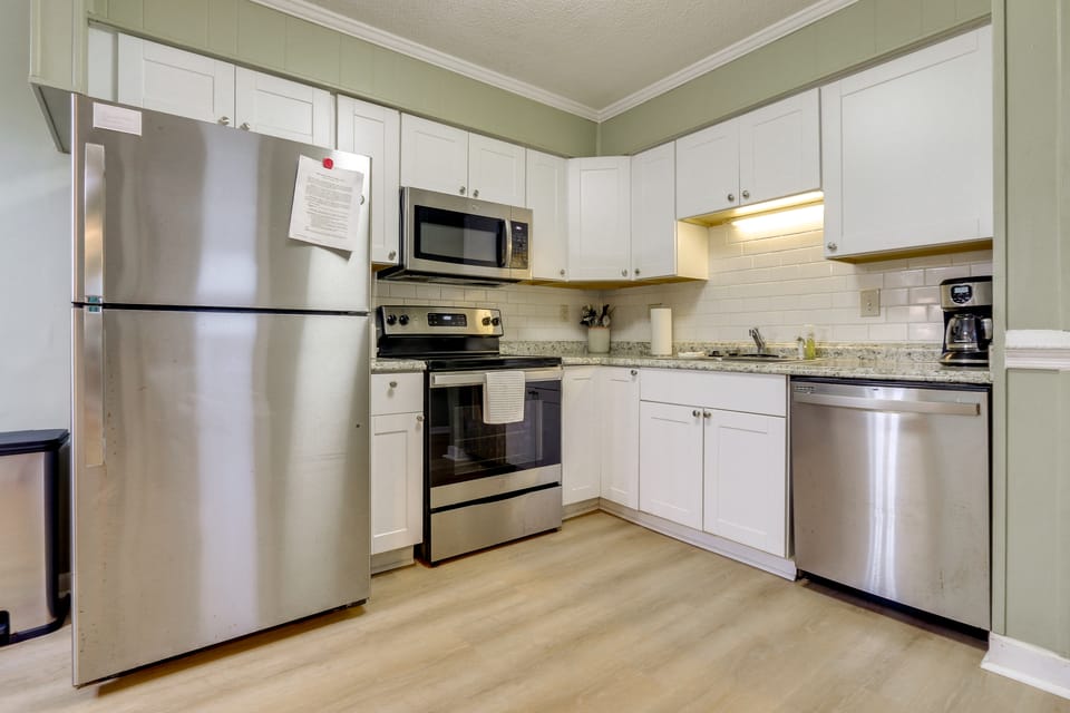 1 Mi to Beach! HHI Extended Escape w/ Balcony Apartment in Hilton Head Island