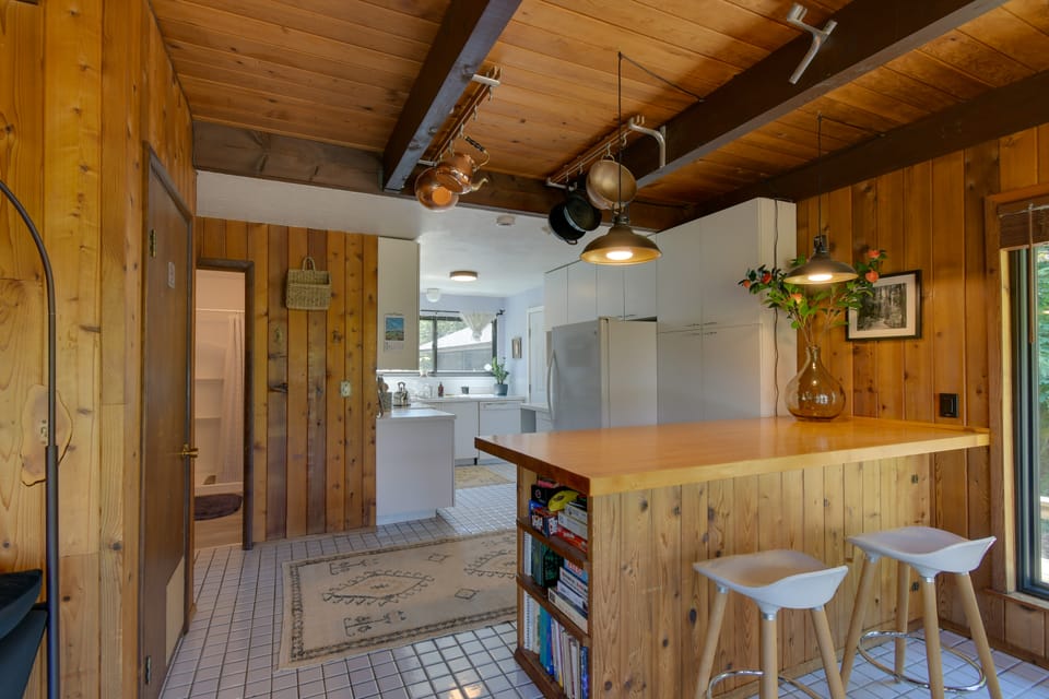 Walk to Water! Lake Kokanee Cabin w/ Mtn Views House in Washington