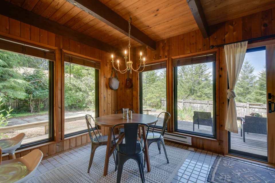 Walk to Water! Lake Kokanee Cabin w/ Mtn Views House in Washington