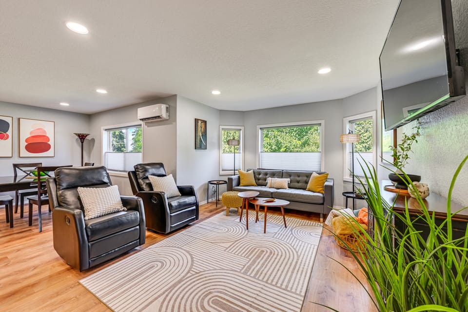 SeaTac Getaway! Fully Fenced w/ Workspace House in SeaTac