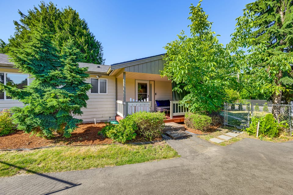 SeaTac Getaway! Fully Fenced w/ Workspace House in SeaTac