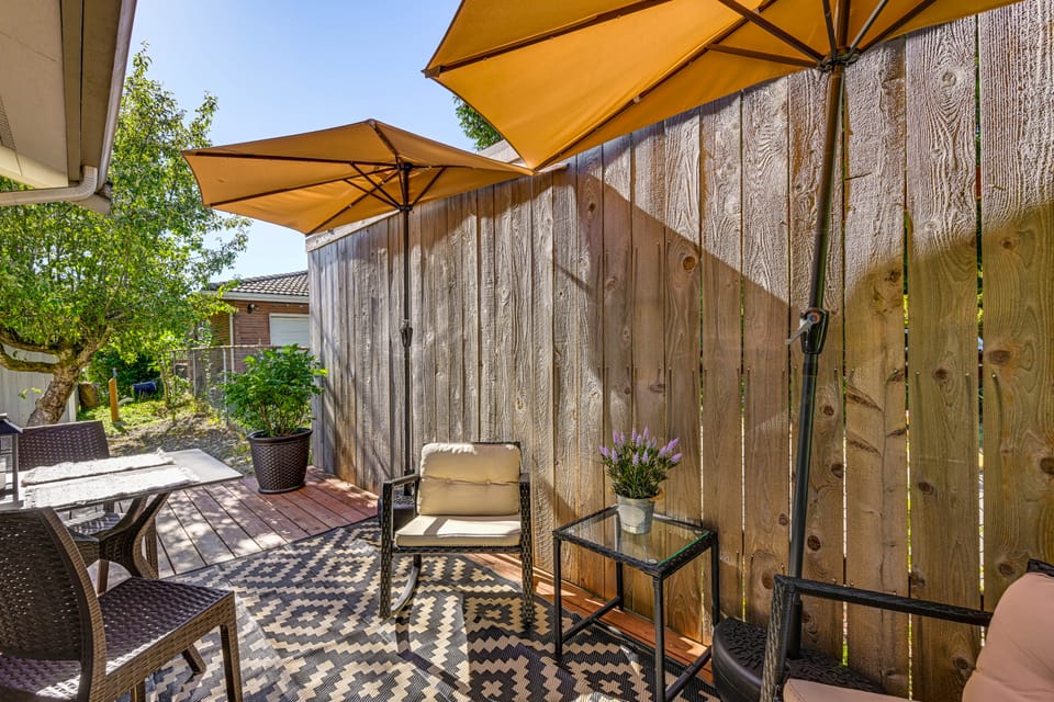SeaTac Getaway! Fully Fenced w/ Workspace House in SeaTac