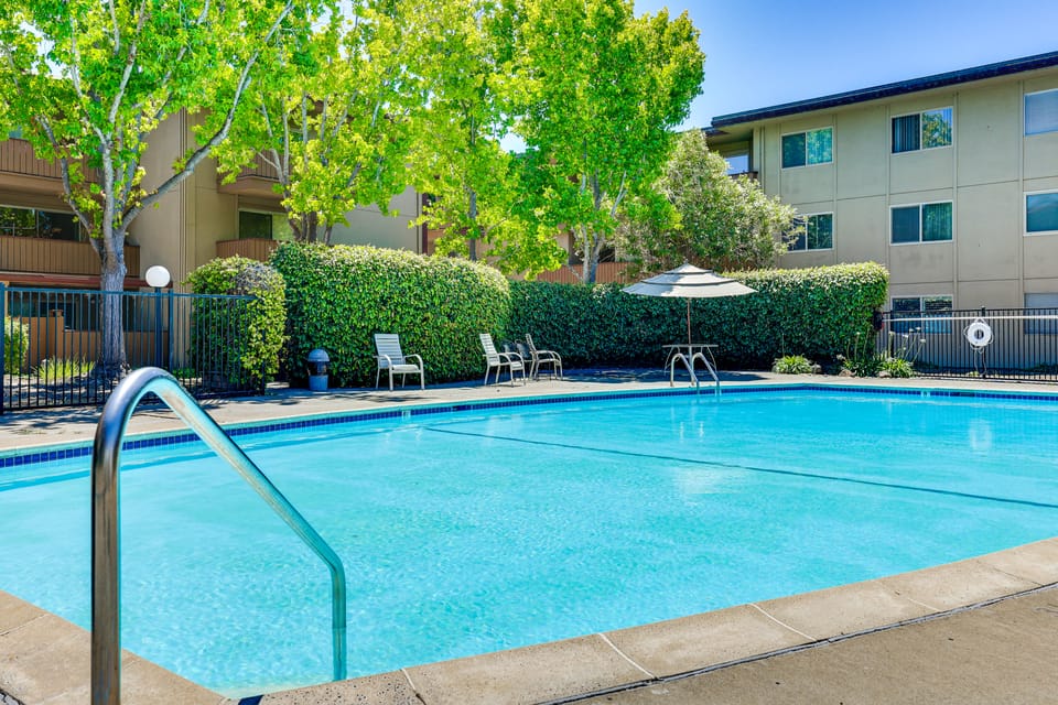 Walk to Beach! Alameda Condo w/ Pool Access Apartment in Alameda