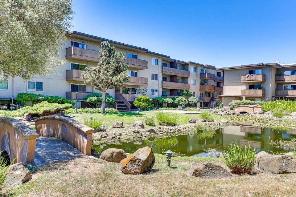 Walk to Beach! Alameda Condo w/ Pool Access Apartment in Alameda