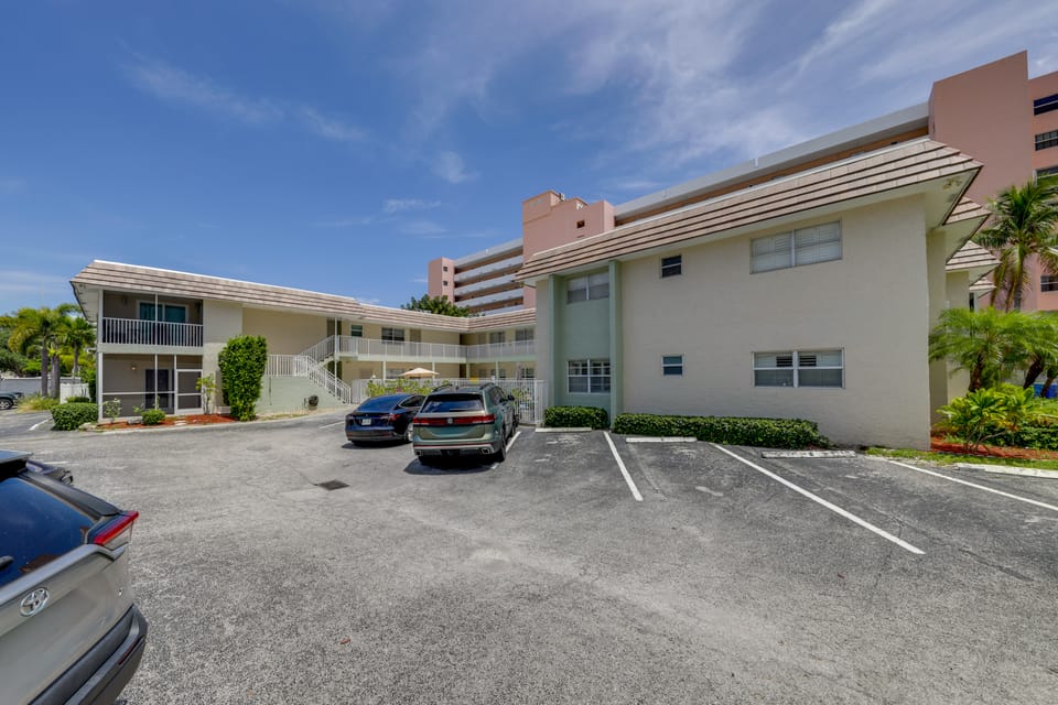 Walk to Beach, Steps to Pool, Beach Chairs Apartment in Pompano Beach