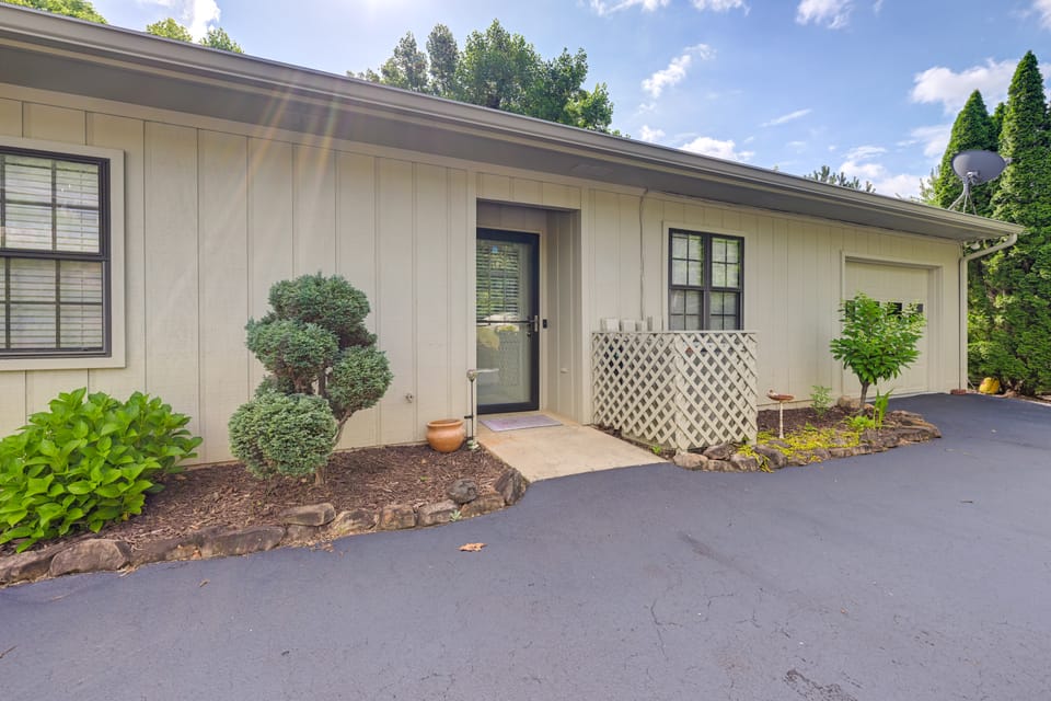 Day Trips to GSMNP! Golfer’s Oasis in Franklin Apartment in Tennessee