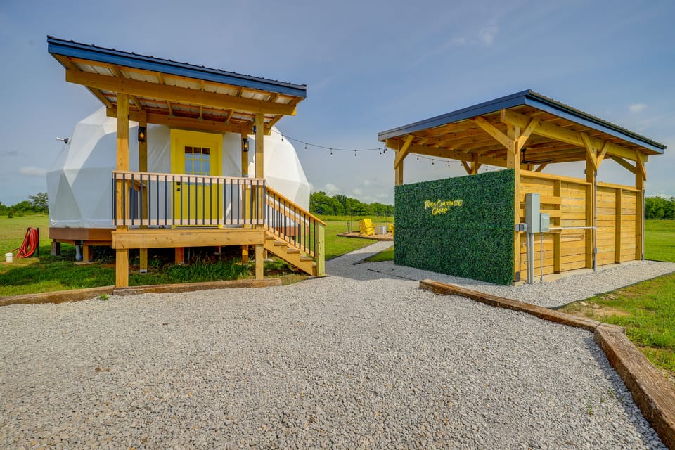 Butler ‘Pop Culture Camp’ w/ Private Hot Tub & BBQ Apartment in Ozark Mountains