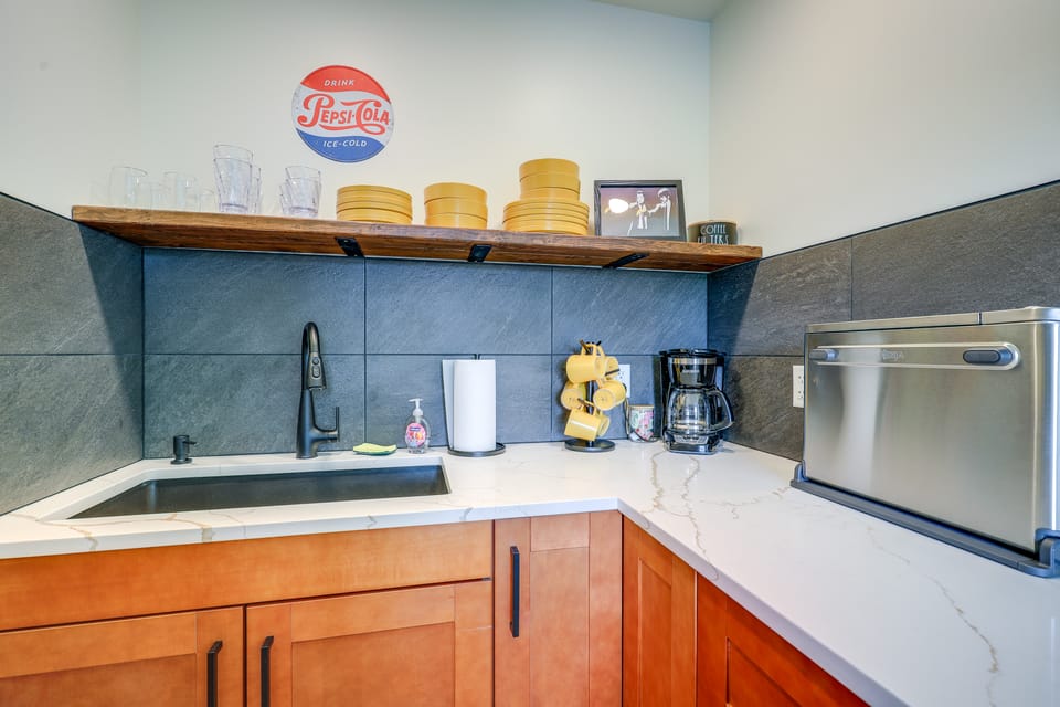Butler ‘Pop Culture Camp’ w/ Private Hot Tub & BBQ Apartment in Ozark Mountains
