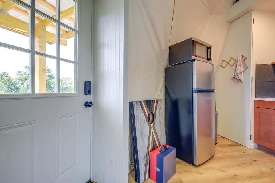 Butler ‘Pop Culture Camp’ w/ Private Hot Tub & BBQ Apartment in Ozark Mountains