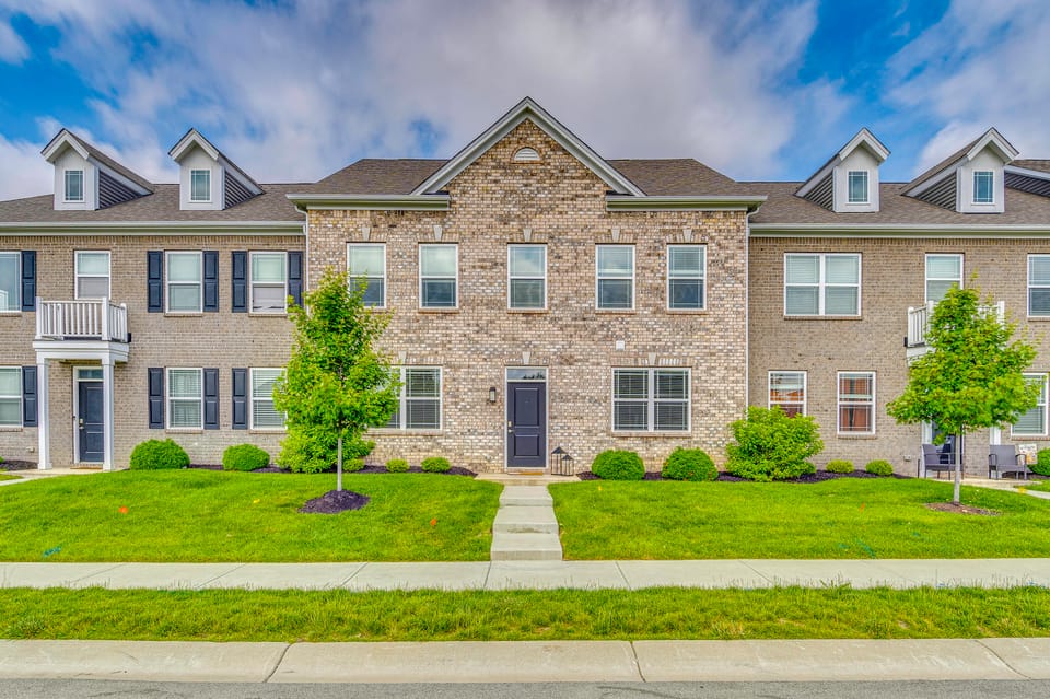 Relax Poolside! Retreat 11 Mi to Eagle Creek Park Apartment in Indiana