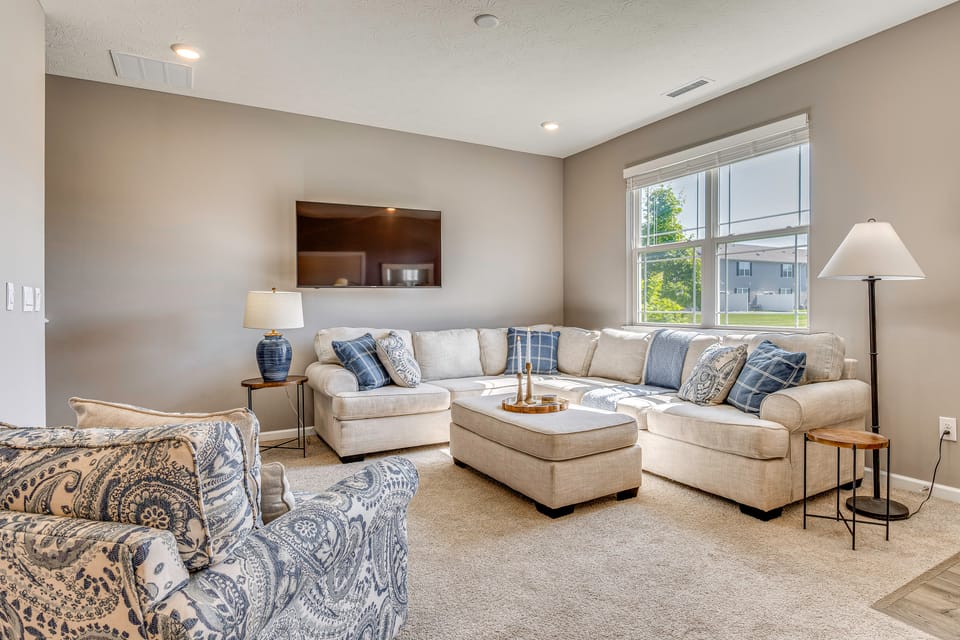 Relax Poolside! Retreat 11 Mi to Eagle Creek Park Apartment in Indiana