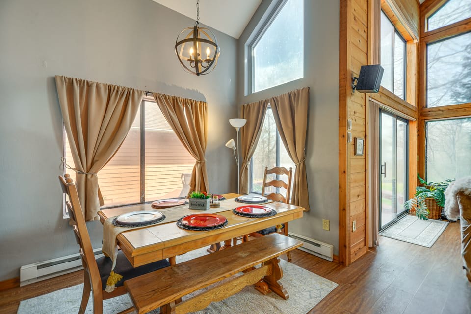 Community Perks! Somerset Retreat w/ Private Deck Apartment in Pennsylvania