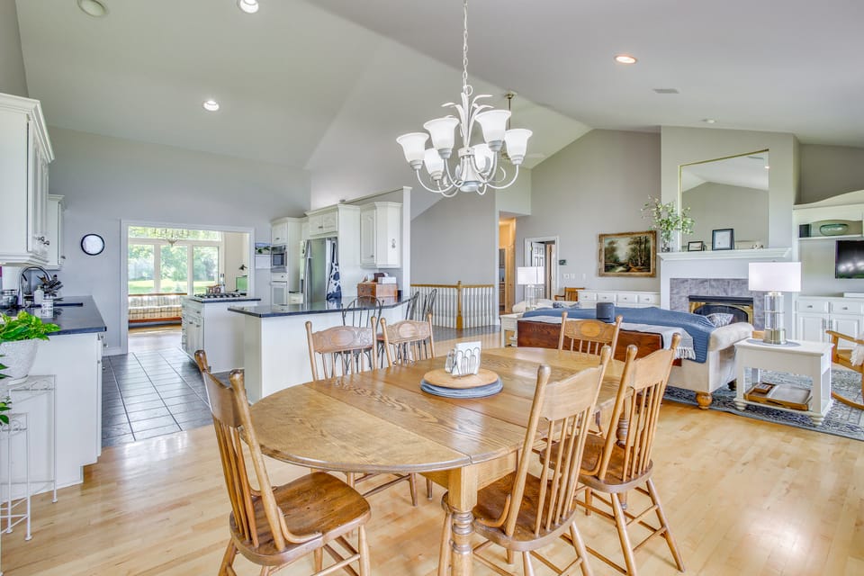 Private Shoreline & Green Bay Views! Family Home House in Wisconsin