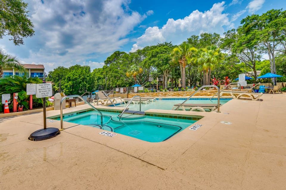 Pool & Beach! Lagoon-View Island Club Resort Condo Apartment in Hilton Head Island