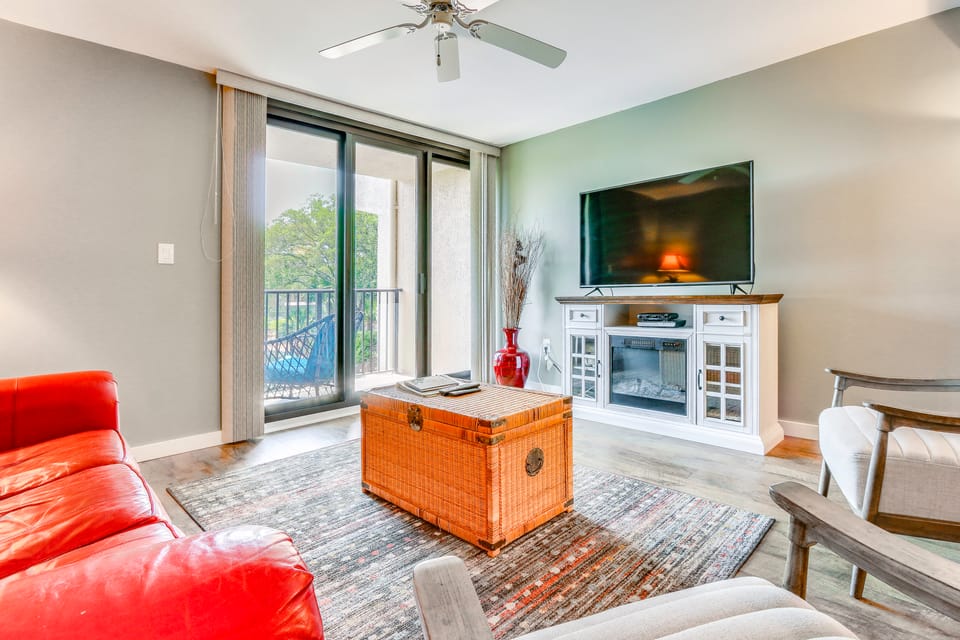Pool & Beach! Lagoon-View Island Club Resort Condo Apartment in Hilton Head Island