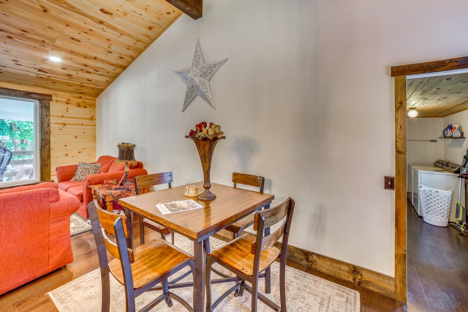 Great for Families! Woodsy Shell Knob Gem w/ Deck House in Table Rock Lake