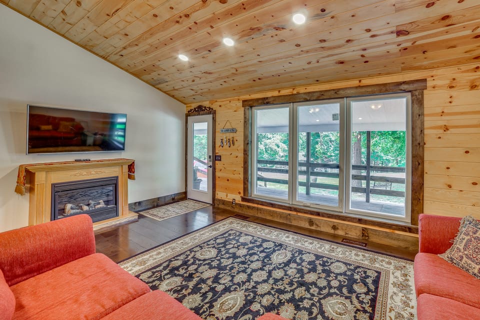 Great for Families! Woodsy Shell Knob Gem w/ Deck House in Table Rock Lake